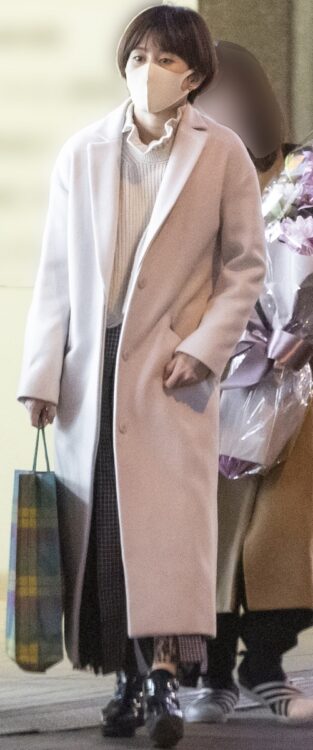 ロングコートをすっきりと着こなした前田敦子