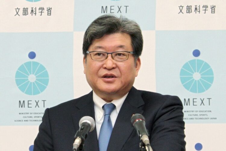 記者会見する萩生田光一文部科学相（時事通信フォト）