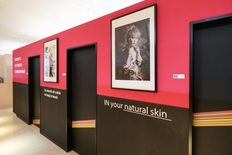 壁には手越の写真が飾られたエリアも。ファンにはたまらない