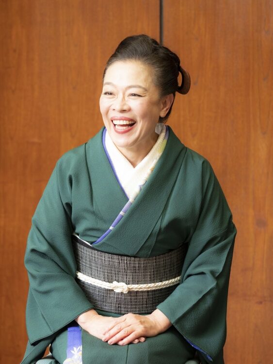 柴田さんはおかかと対立する米商店の女将の妹・きみを演じた