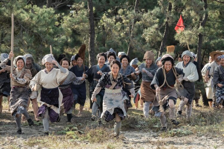 富山で起きた「越中女一揆」を基に、富山県の女性たちの奮闘を描いた（C）2021「大コメ騒動」製作委員会