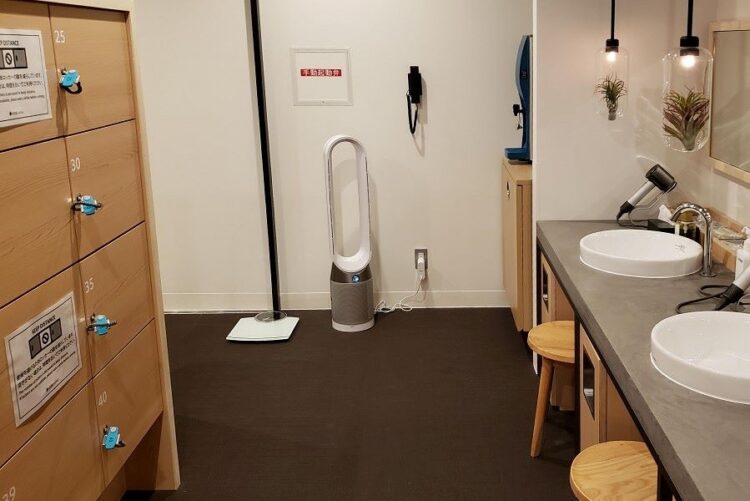 間隔をあけて使用できるロッカーを減らしたホテルの大浴場