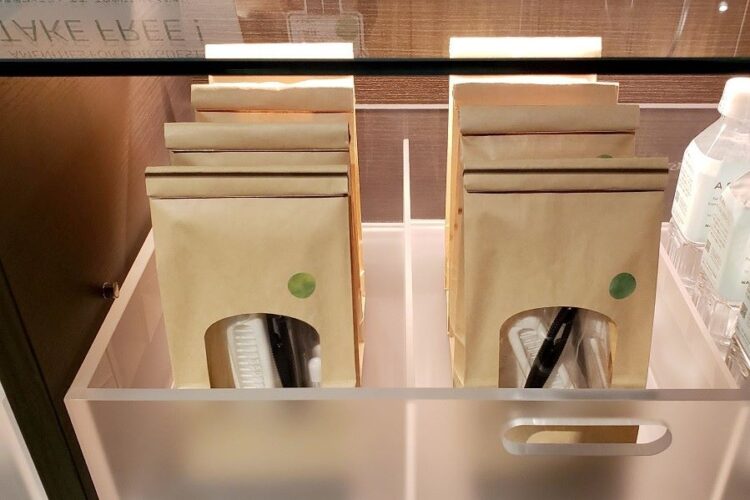 紙袋に入ったホテルのアメニティ