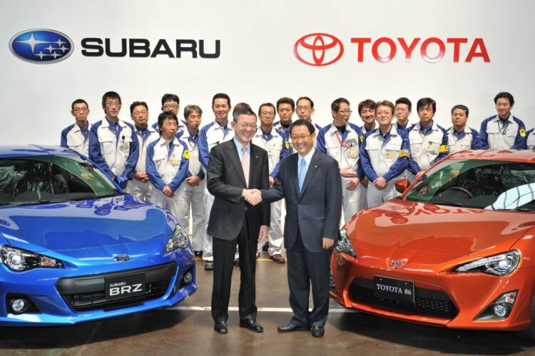 トヨタとスバルで共同開発された「86」と「BRZ」(2012年/時事通信フォト)