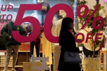 2021年のアパレル業界は低価格競争がますます加速する(時事通信フォト)