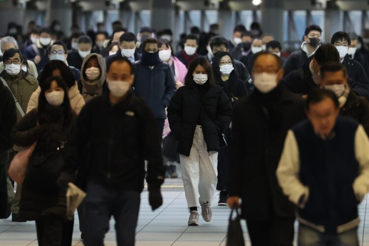 緊急事態宣言発令から一夜明け、職場などに向かう人たち（東京・品川駅＝時事通信フォト）