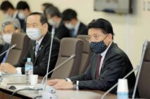 国及び地方公共団体のデジタル化を進めるためのデジタル改革関連法案ワーキンググループであいさつする平井卓也デジタル改革担当相(右)(時事通信フォト)