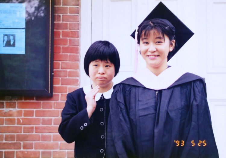 イェール大学音楽学部大学院の修了式での姉のみっちゃん（左）と高嶋ちさ子（写真／本人提供）