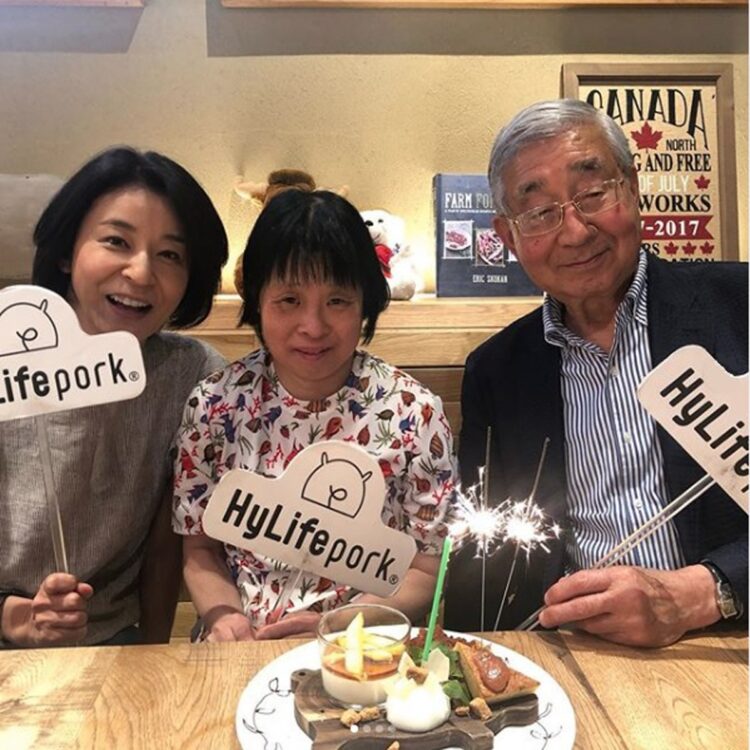 父（右）と姉のみっちゃん（中央）は2人で暮らしている（写真／本人提供）