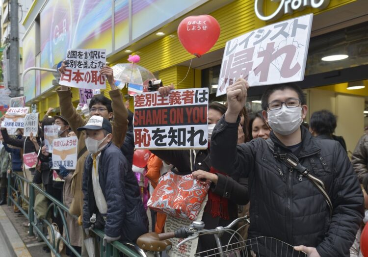 在日外国人排外デモに抗議する人たち。写真は2013年3月（時事通信フォト）