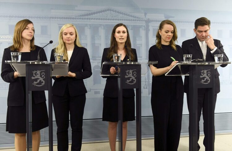 産ナ・真凜首相（中央）率いるフィンランドの内閣では、教育大仁、内務大臣、財務大臣ほか大臣の半数以上を女性が占める（時事通信フォト）