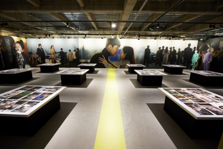 『愛の不時着』展会場には未公開写真やセット、衣装ズラリ。まだ観てないかたでも、その世界観に圧倒される展示になっています(撮影/浅野剛)