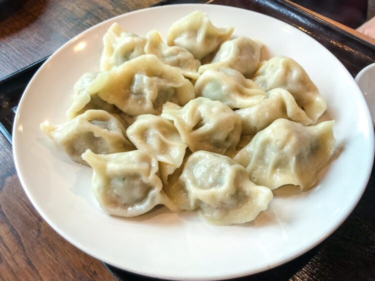 「幸せを包む」餃子の形は、昔の中国のお金にそっくり（写真／GettyImages）