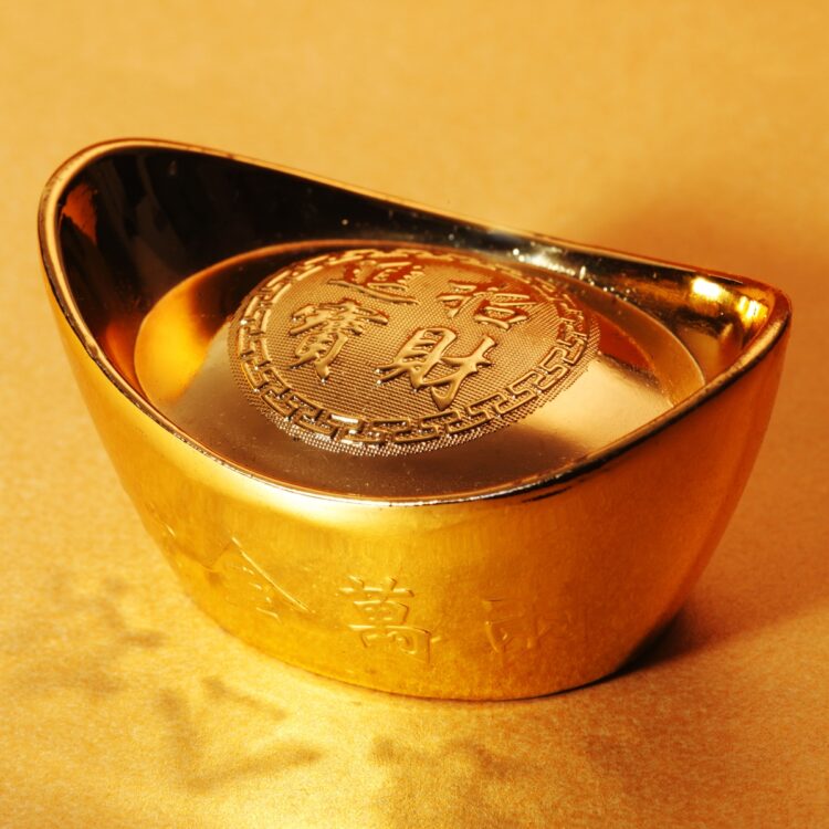 昔の中国のお金「元宝」。餃子に似ている？（写真／GettyImages）