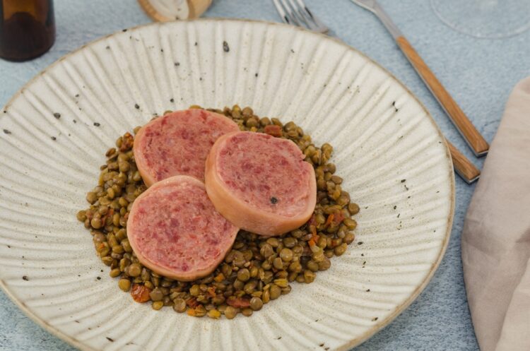 イタリアでは繁栄を表す豚肉と、富を表すレンズ豆を一緒に食べる（写真／GettyImages）