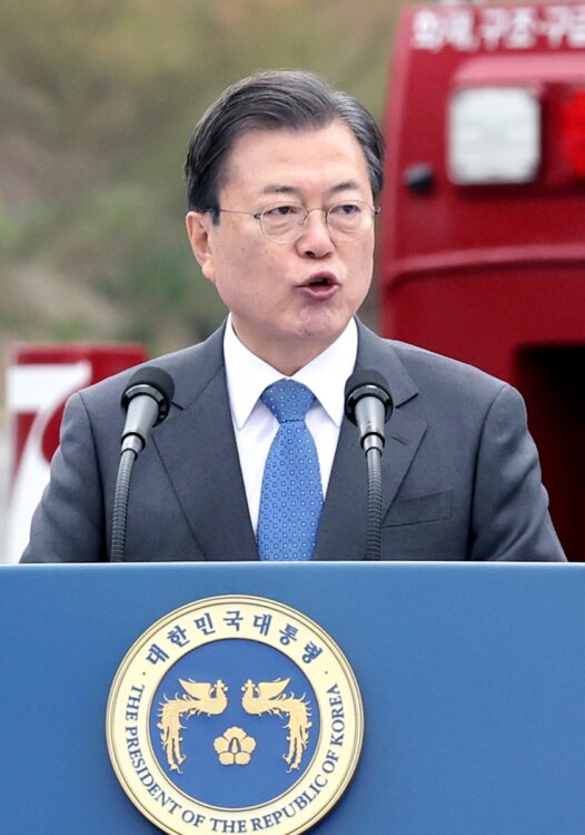 髪の毛がフサフサなのは韓国大統領の特徴か（写真／EPA＝時事）