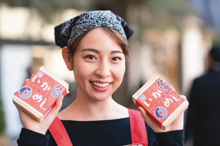 今井社長はBSフジで学生キャスターを務めた経歴を持ち、現在もレポーター活動を継続