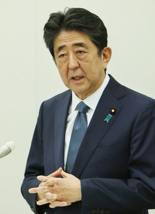 安倍晋三・前首相も菅政権の施策には異議ありという（時事通信フォト）