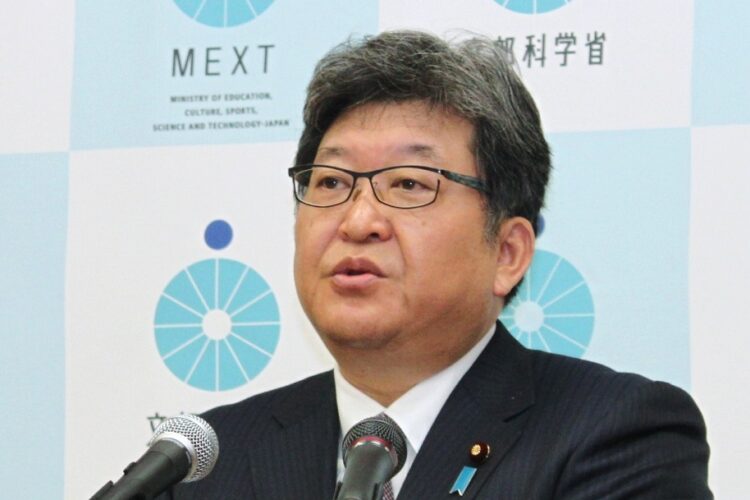緊急事態宣言が出された場合の対応について、萩生田文部科学大臣は、小中学校や高校に対して一斉休校を要請しないと記者会見で発言した（時事通信フォト）