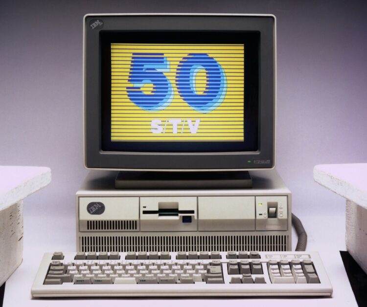 1980年代にパソコンが普及し1990年代になると低価格モデルが次々と発売された。写真はIBMパーソナルシステム・55・モデル5550STV（1987年発表）［日本ＩＢＭ（アイ・ビー・エム）提供］（時事通信フォト）