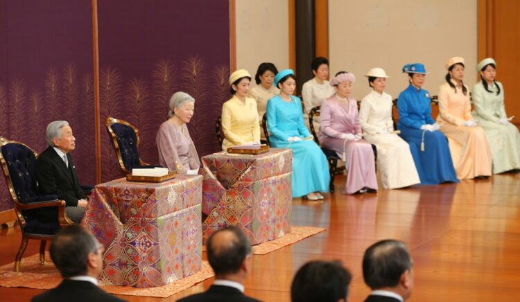 例年、歌会始は1月中旬に催されていた（写真は2018年の歌会始、時事通信フォト）