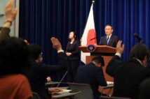 異例の早さで政務官を交代した背景とは(写真/共同通信社)