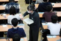 緊急事態宣言下で行われる大学共通テスト(写真は2020年の国公立大2次試験/時事通信フォト)