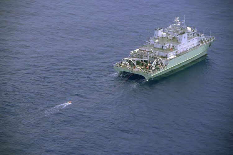 沖ノ鳥島沖の排他的経済水域を航行する中国の海洋調査船（第3管区海上保安本部提供／時事通信フォト）
