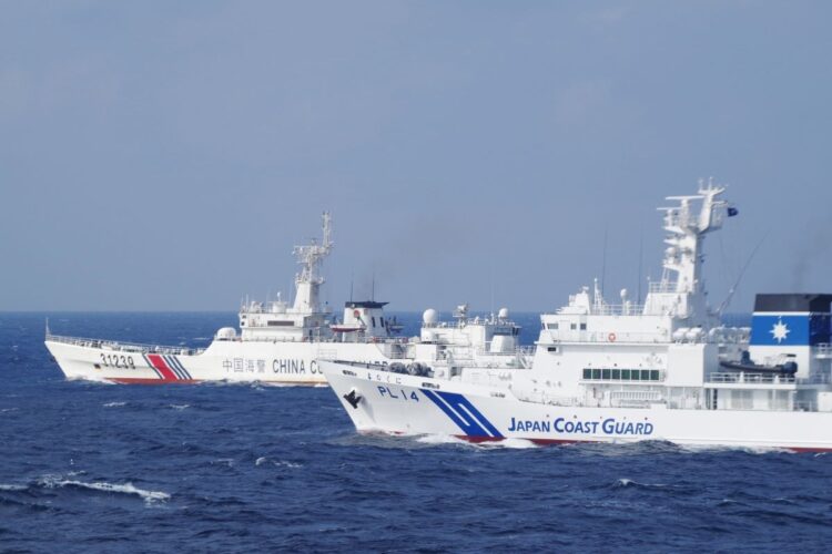 沖縄県尖閣諸島海域で中国公船を監視する海上保安庁の巡視船（海上保安庁提供／時事通信フォト）