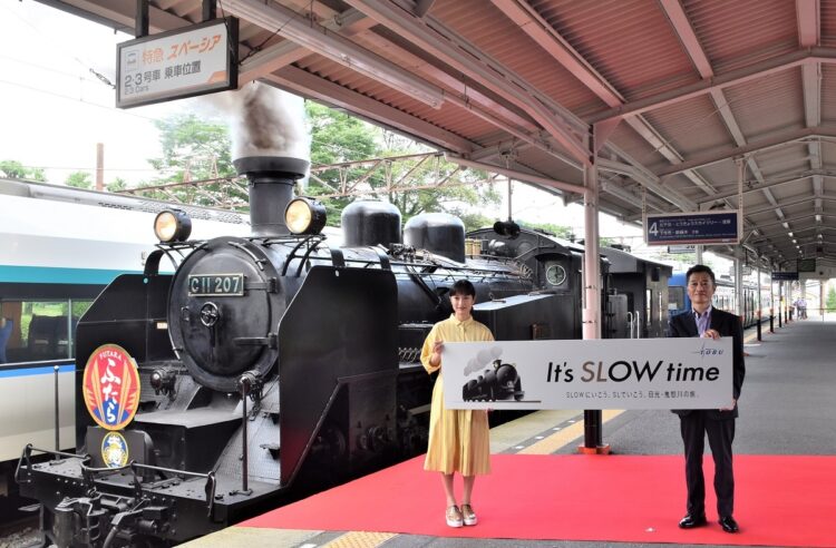 2020年10月から東武日光駅に乗り入れている蒸気機関車「SL大樹　ふたら」とプロモーション映像に出演している女優の門脇麦さん（左、時事通信フォト）