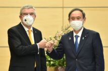 バッハIOC会長(左)と菅義偉首相は五輪開催に前のめりだが…(写真/AFP=時事)