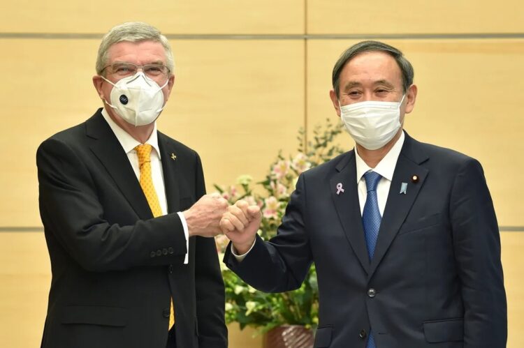 バッハIOC会長（左）と菅義偉首相は五輪開催に前のめりだが…（写真／AFP＝時事）