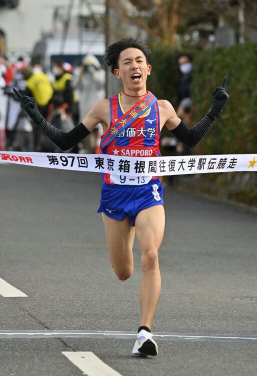 往路優勝の立役者のひとりとなった５区の三上選手（時事通信）