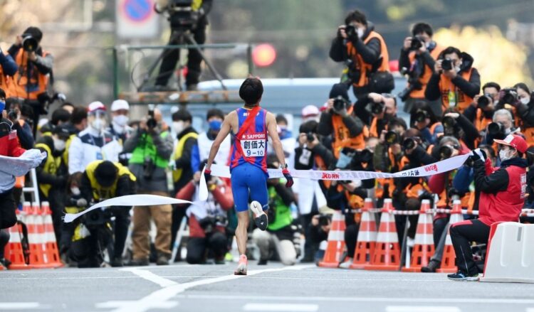 失速は無念だったが総合2位でゴールした10区小野寺選手（時事通信）