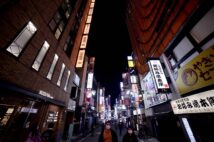 2度目の緊急事態宣言と飲食店への時短営業要請が出された東京の夜は早くから暗い(AA/時事通信フォト)