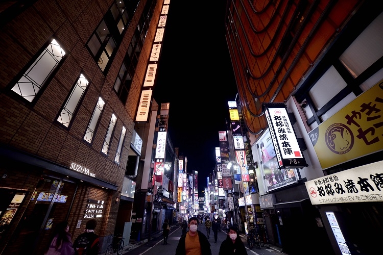 2度目の緊急事態宣言と飲食店への時短営業要請が出された東京の夜は早くから暗い（AA/時事通信フォト）