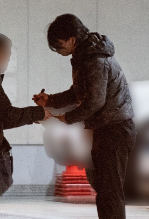 ファンのサイン攻めに対応する野田