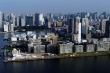 東京五輪の選手村。五輪後に分譲マンション「晴海フラッグ」に生まれ変わる(時事通信フォト)