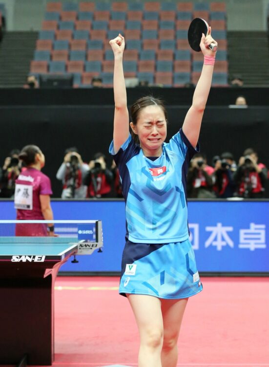 全日本卓球選手権大会で大きくポーズする石川選手（時事通信フォト）