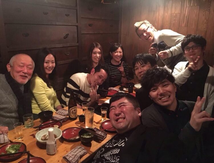 2017年の同窓会のとき。（左が綿引さん、真ん中奥が岡江さん／須藤公一提供）