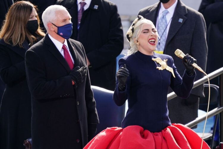 レディ・ガガは真紅のスカートが印象的なドレスで国歌を熱唱した（AFP＝時事）