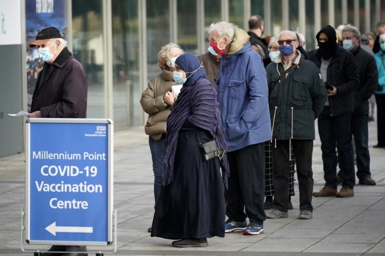 イギリスでコロナワクチン接種に並ぶ人たち（写真／Getty Images）