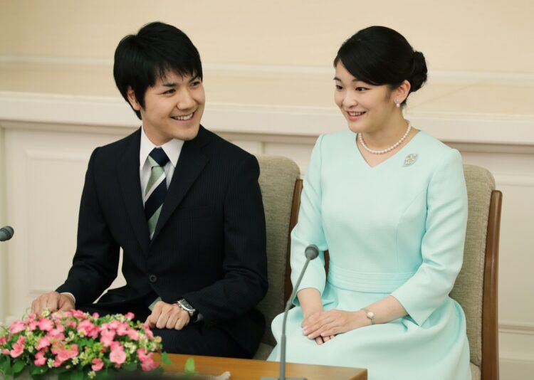 騒動の説明はいつになるのか?(写真は婚約会見時。時事通信フォト)