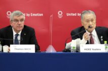 入手可能なら選手の接種について「IOCが費用を負担する」としたバッハ会長(右は組織委会長の森氏=時事)