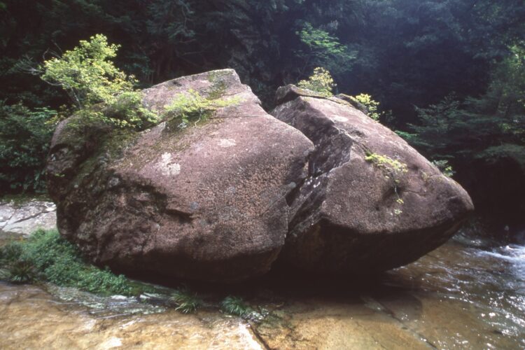 『桃太郎岩』（三重県南牟婁郡御浜町片川）