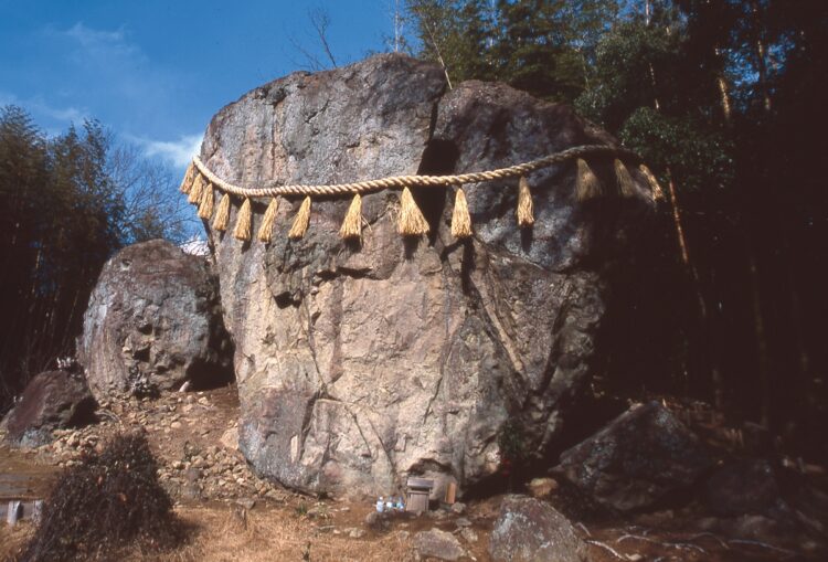 「破磐神社のわれ岩」（兵庫県姫路市西脇丸山）