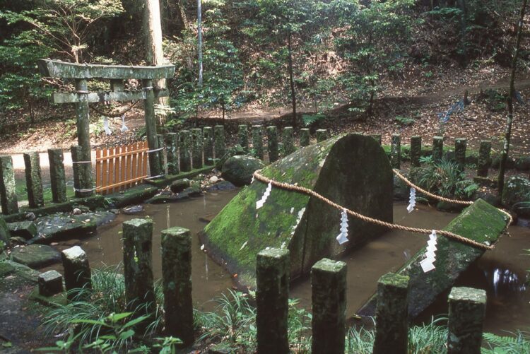 『東霧島神社の神石』（宮崎県都城市高崎町東霧島1560）