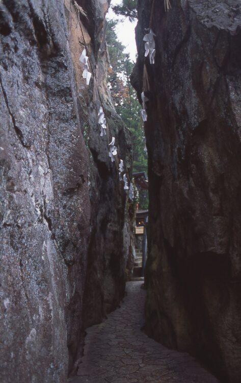 『阿賀神社太郎坊宮の夫婦岩』（滋賀県東近江市小脇町2247）