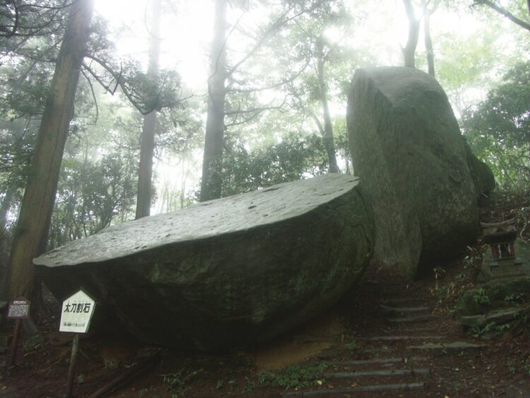 『太刀割石』（茨城県日立市十王町大字黒坂、堅破山内）