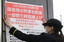 緊急事態宣言を受け、首都圏在来線の終電繰り上げ。仕事や生活が大きな影響を受けている(時事通信フォト)